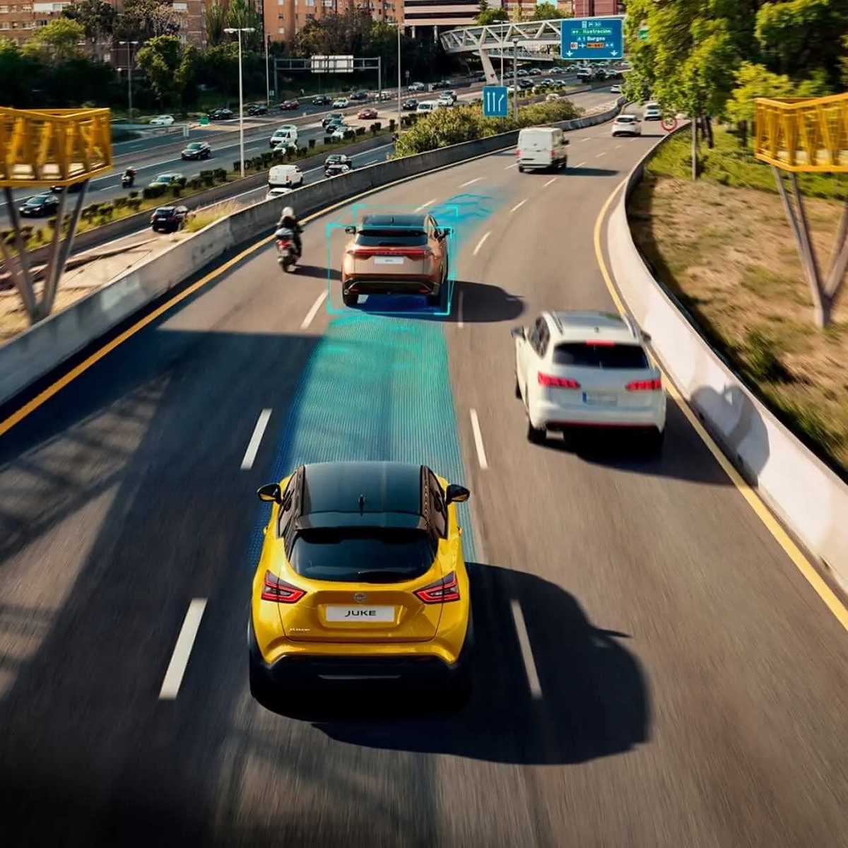 Nissan Juke auf der Autobahn – ProPILOT Assistent unterstützt den Fahrer bei der Spurhaltung