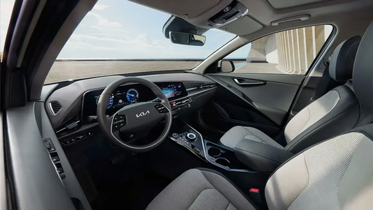 Kia Niro – Cockpit-Übersicht mit integriertem Doppeldisplay
