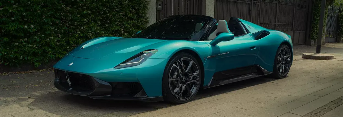 Maserati MCPura Cielo – vollständige Seitenansicht vor grünem Hintergrund