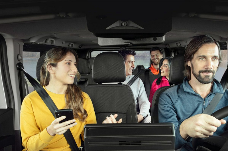 Nissan Primastar Kombi Seitenansicht mit geöffneter Schiebetür