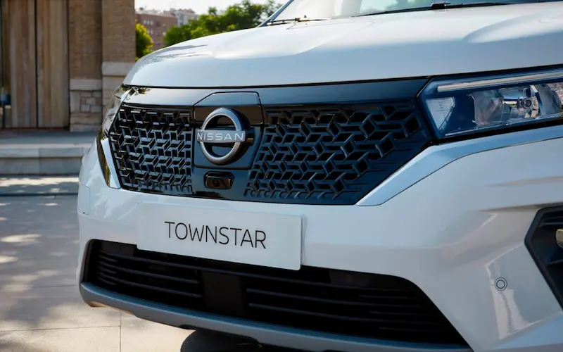 Nissan Townstar Kastenwagen in der Frontansicht auf einer Stadtstraße