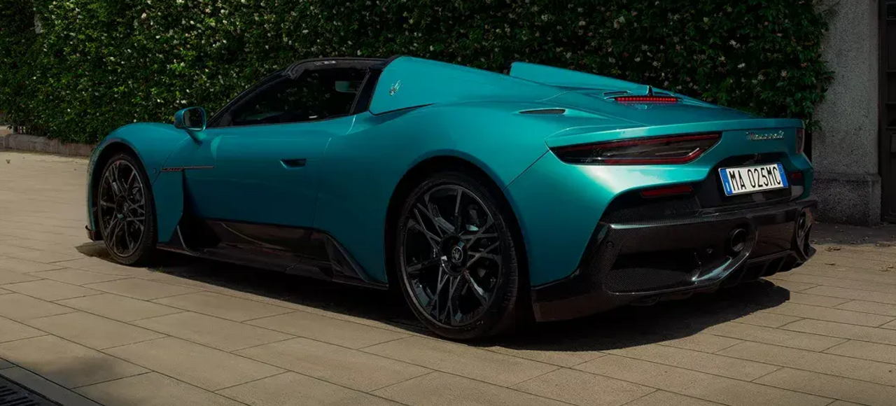 Maserati MCPura Cielo – Heckansicht, geparkt vor grünem Hintergrund