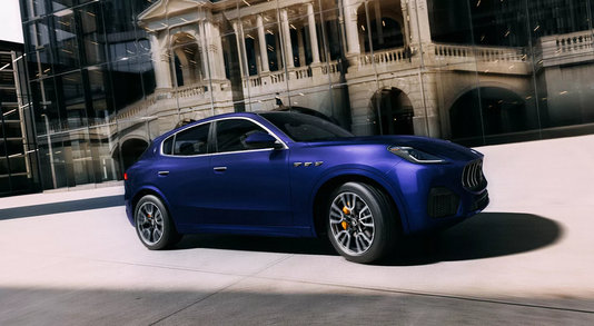 Maserati Grecale Modena in Blau, Schrägansicht von rechts"