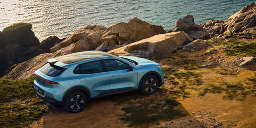 Changan Deepal S05 - Schräg von Oben an Klippenlandschaft