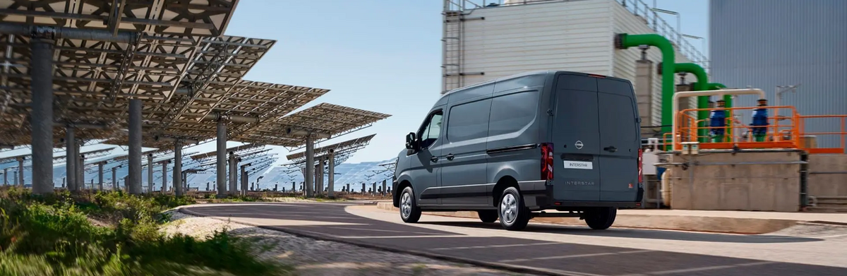 Nissan Interstar Kastenwagen – Frontansicht in Bewegung auf der Straße