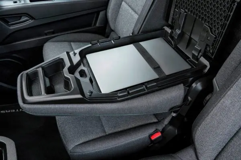 Nissan Interstar – Fahrersitz und Seitenverkleidung der Kabine