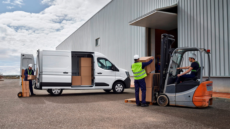 Nissan Interstar – Seitenansicht auf Firmengelände