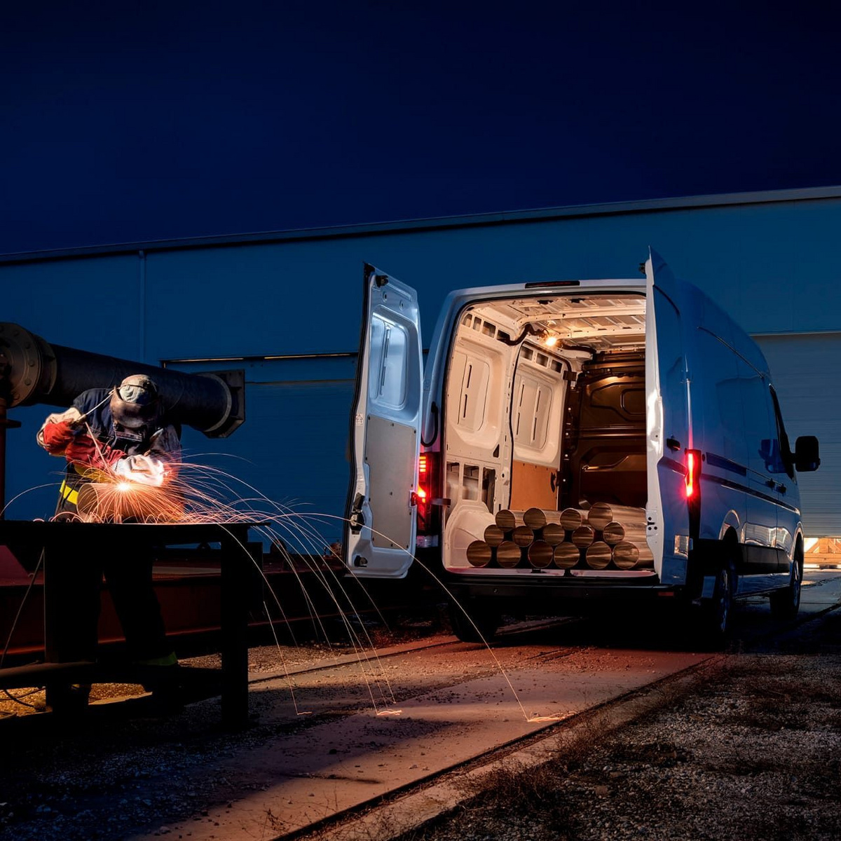 Nissan Interstar mit geöffneter Heckklappe – beladener Laderaum von hinten