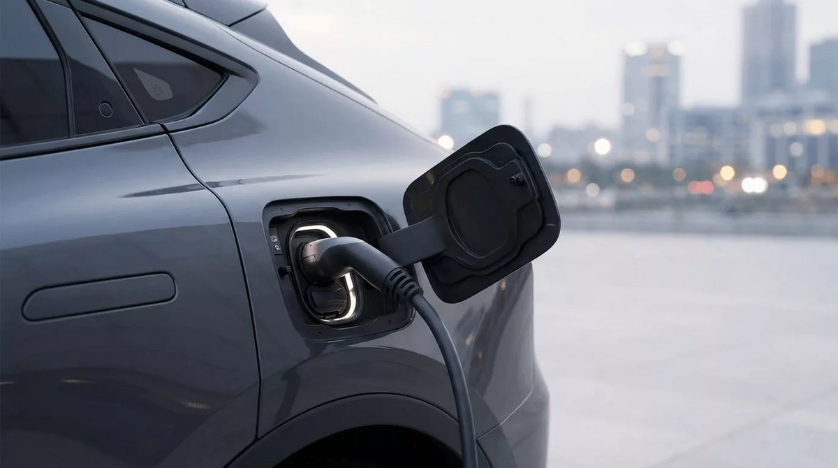 Eingestecktes Ladekabel in E-Auto