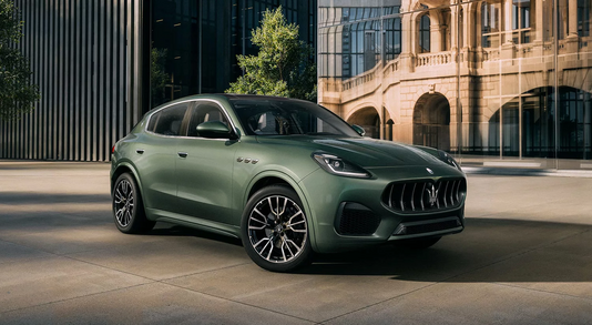 Maserati Grecale in Grün, Schrägansicht von rechts