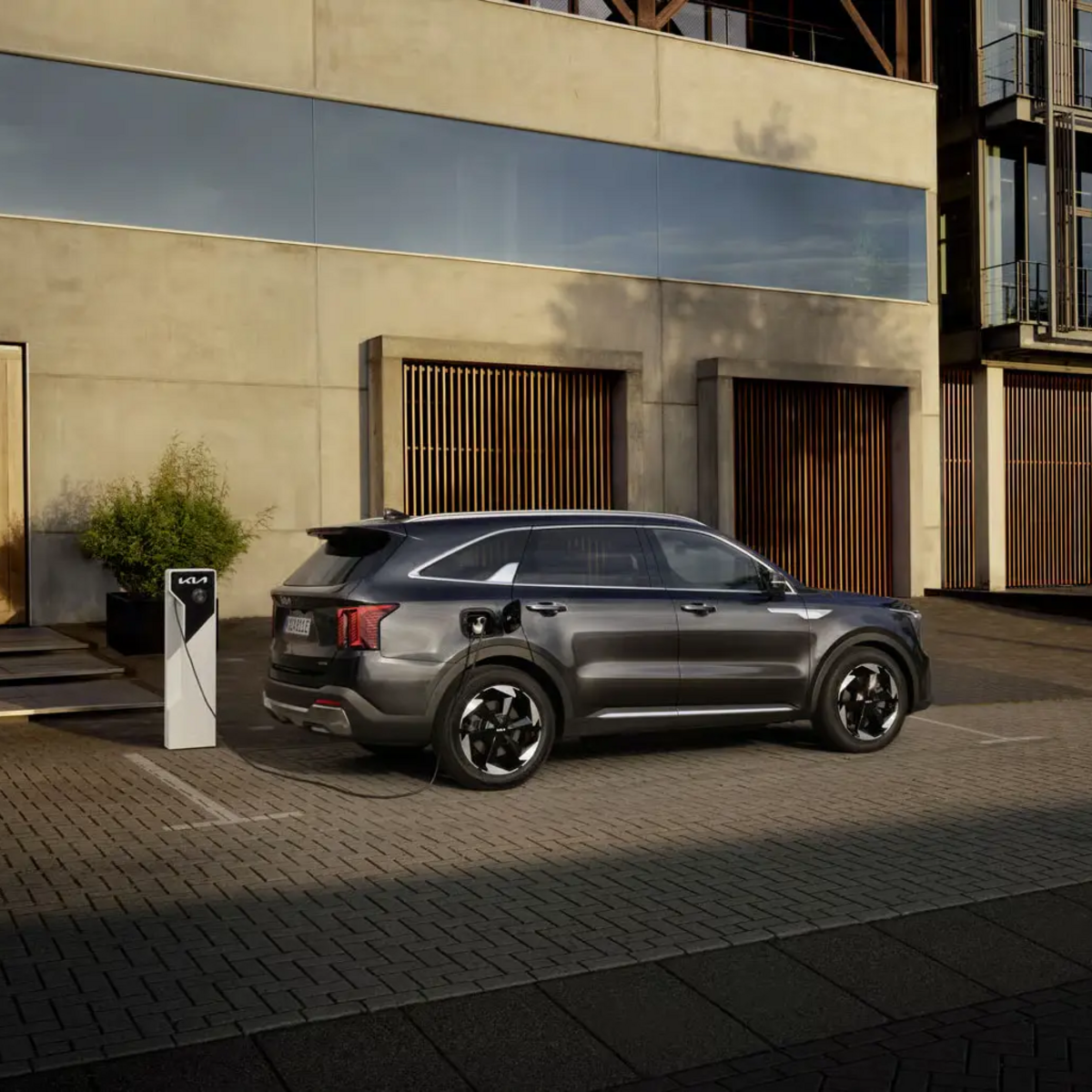 KIA Sorento vor Ladesäulen am öffentlichen Aufladen