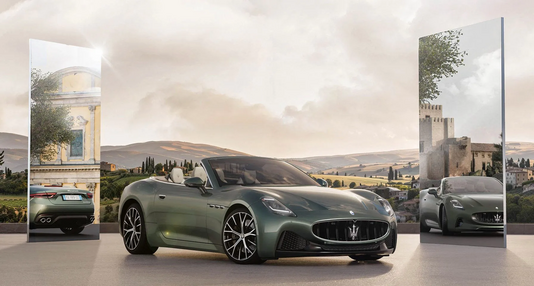 Maserati GranCabrio – Frontansicht von links in Dunkelgrün-Metallic