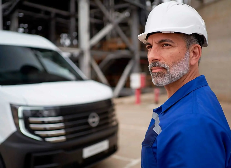 Nissan Interstar - Transporter auf Firmengelände