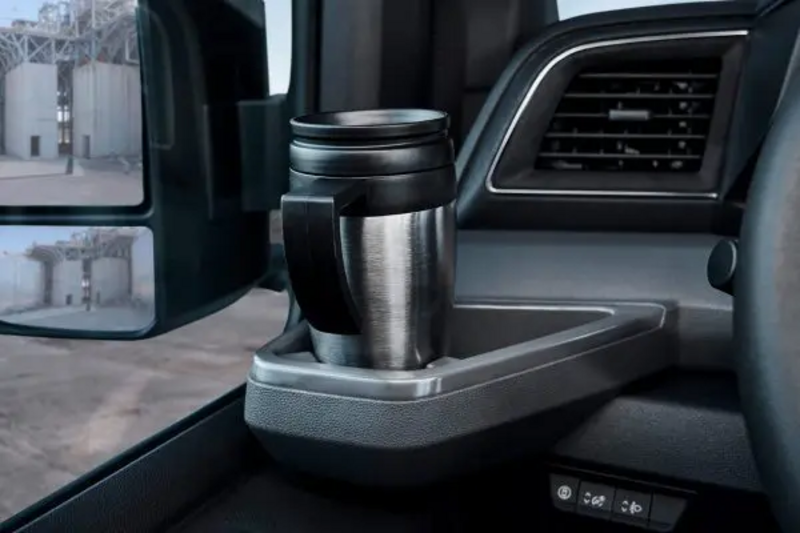 Nissan Interstar – Mittelkonsole mit Staufach und Ablagen