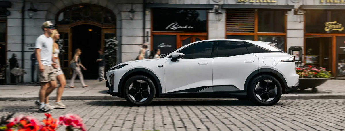 Changan Deepal S07 in einer Lifestyle-Aufnahme – dynamischer Elektro-SUV mit Coupé-Silhouette