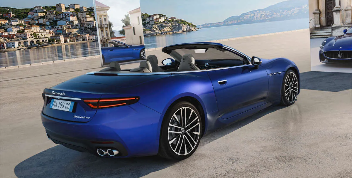 Maserati GranCabrio – Seitenansicht mit offenem Verdeck