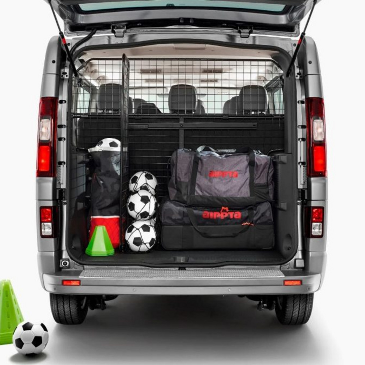 Nissan Primastar Kombi mit umgeklappten Sitzen und voll genutztem Laderaum