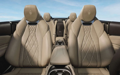 Maserati GranCabrio – Image Grid Sitze Beige bei aufgeklapptem Verdeck