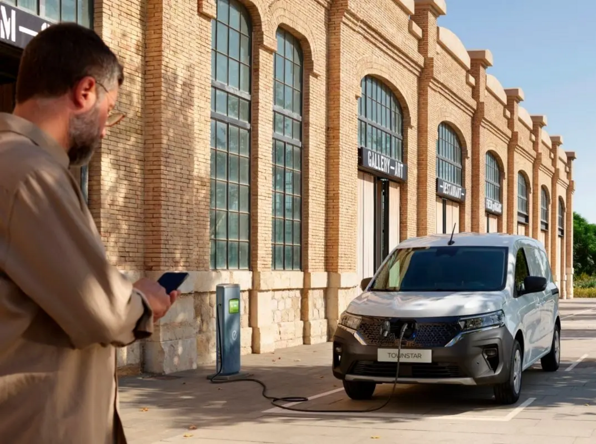 Nissan Townstar Kastenwagen in der Frontansicht vor hochwertigem Gebäude