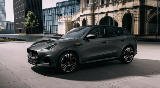 Maserati Grecale Folgore in Grau, Schrägansicht von links