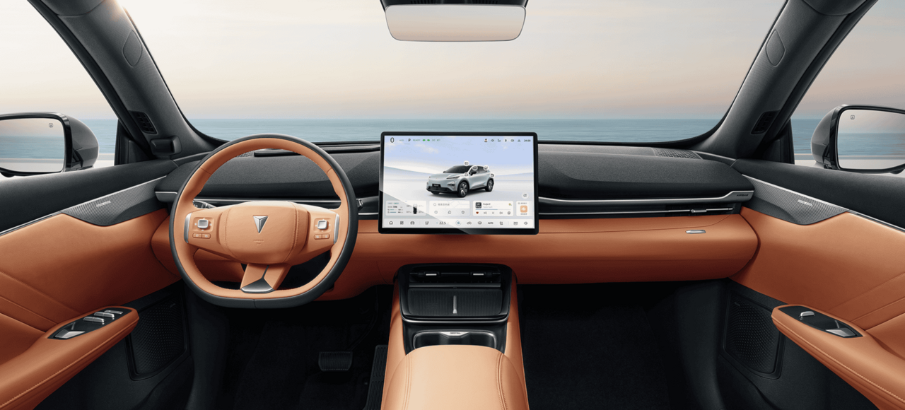 Innenraum des Changan Deepal S05 mit orangefarbenem Lederinterieur und großem Touchscreen-Display