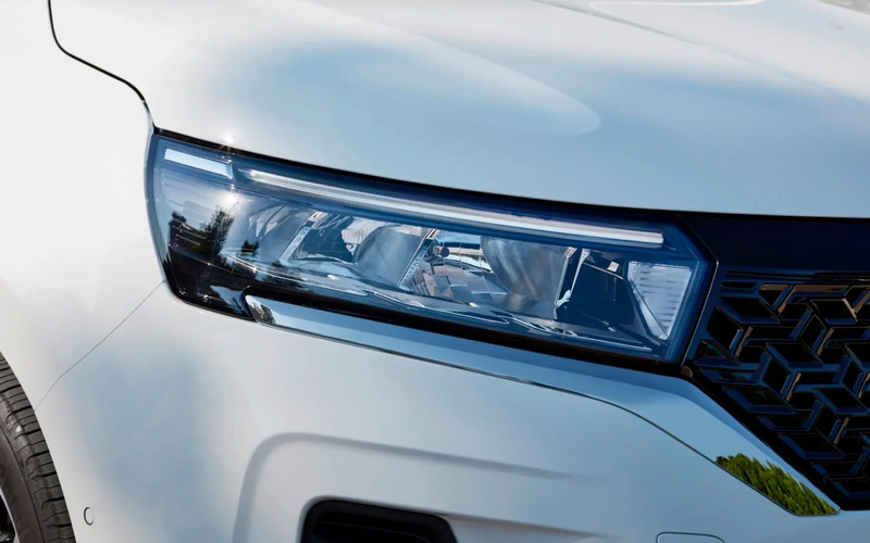 Nissan Townstar Kastenwagen im Kumiko-Kühlergrill-Design, Detailansicht Front