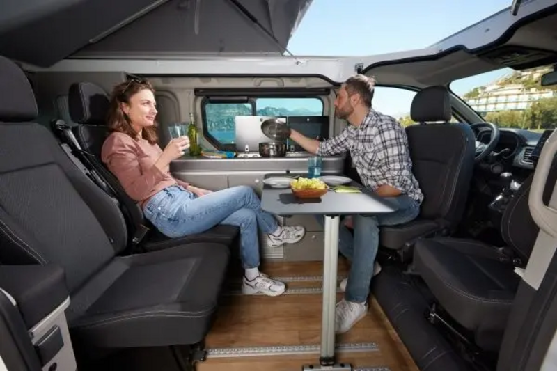 Nissan Primastar Seaside Innenraum mit moderner Küchenzeile, Gaskocher und Kühlschrank