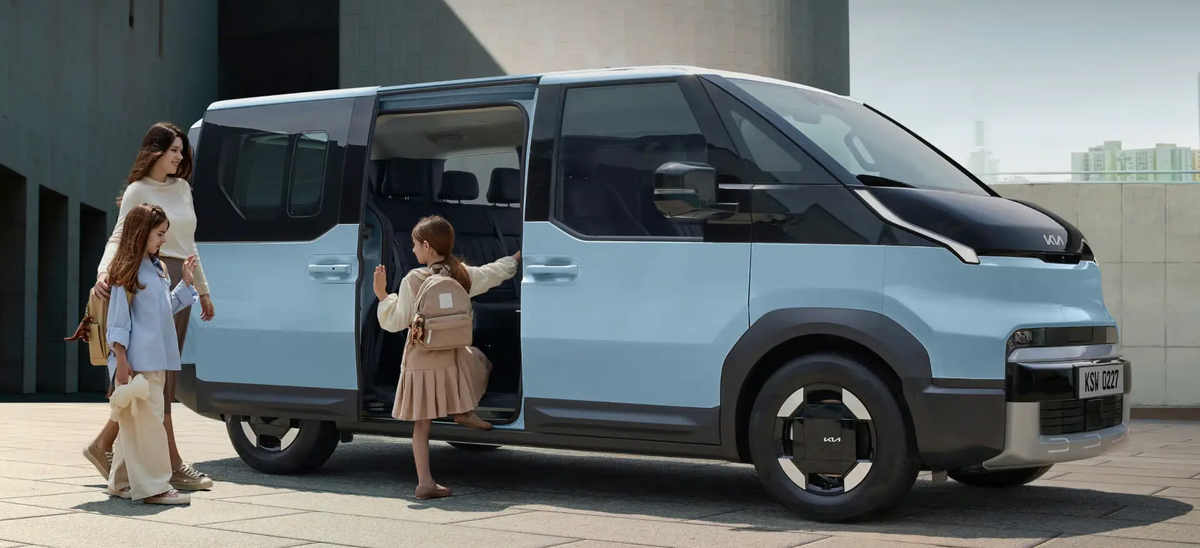 Kia PV5 Passenger – Frontansicht in hellem Grau auf weißem Hintergrund