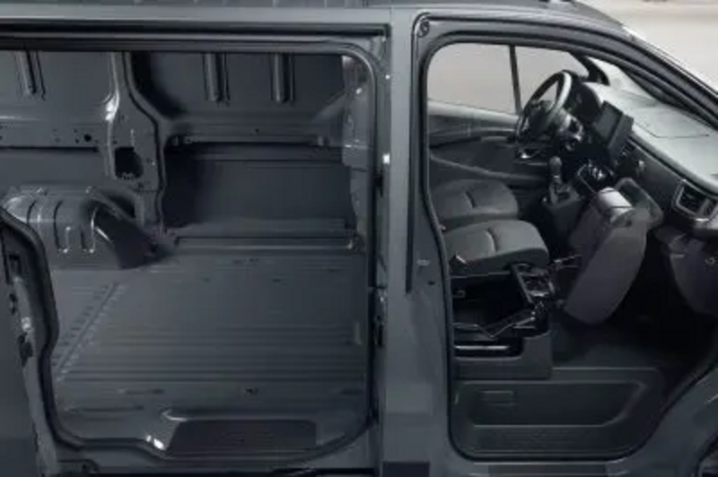 Nissan Primastar Kastenwagen: großzügige Schiebetür für einfaches Be- und Entladen von beiden Seiten