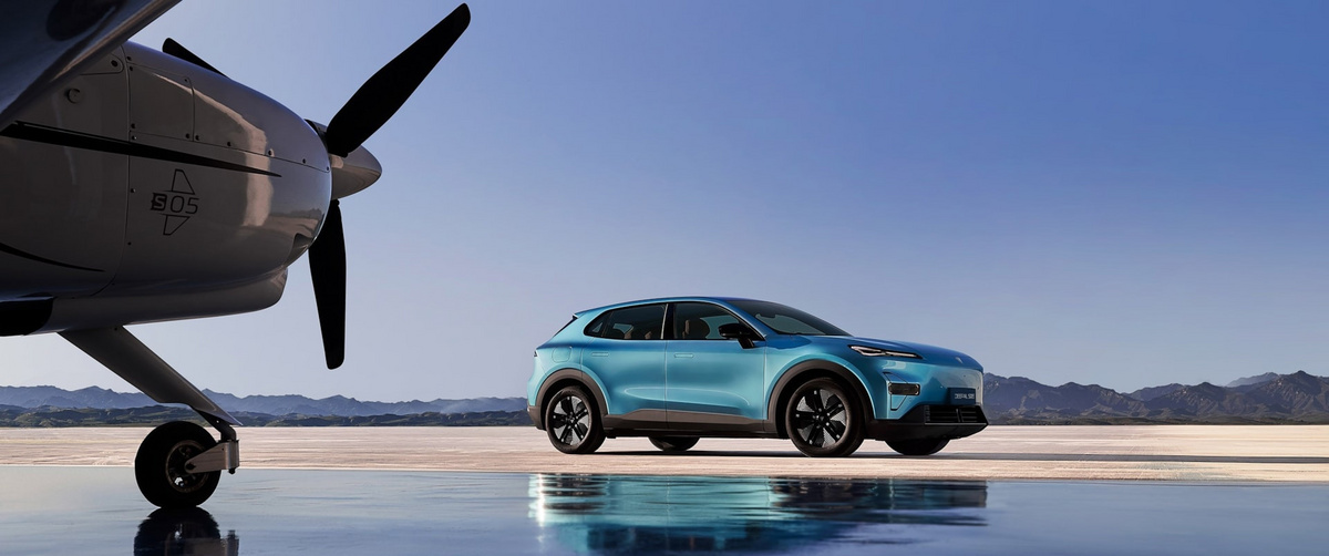 Changan Deepal S05 in der Frontansicht auf einer Straße – preisgekröntes Elektro-SUV-Design