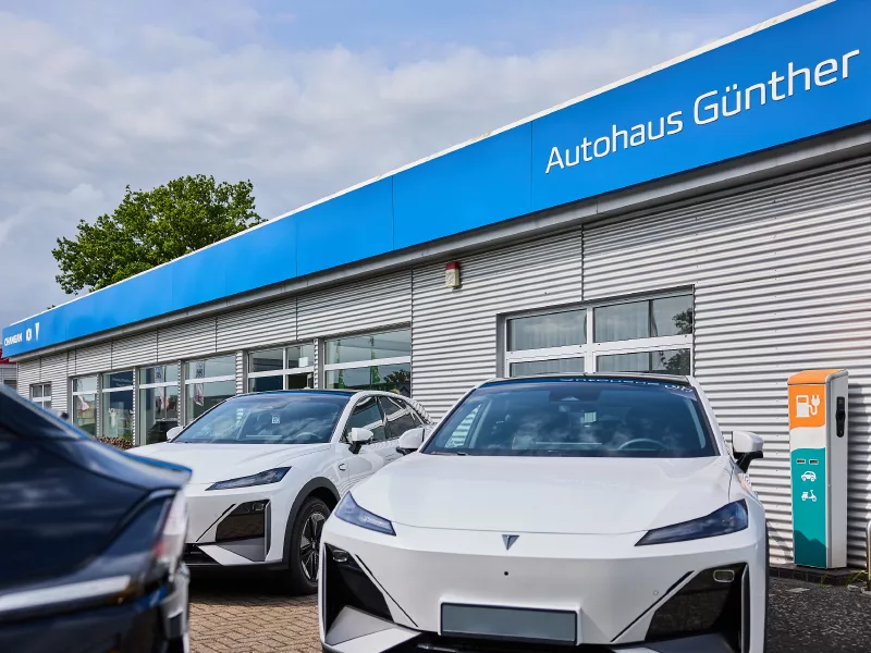 Changan Modelle vor einer Autohaus Günther Filiale