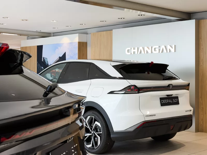 Rückansicht Changan Deepal S07 in Show-Room
