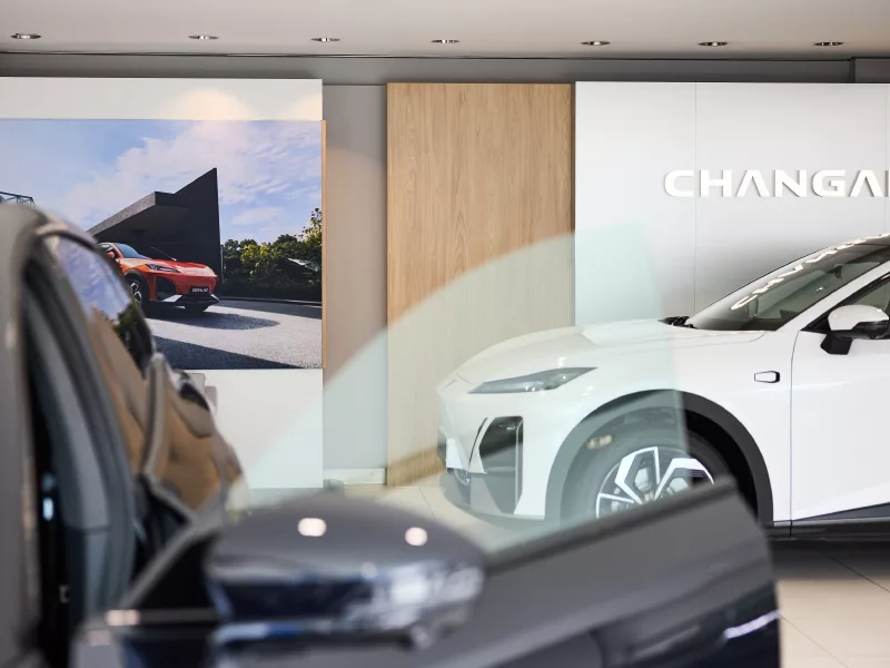 Zwei Changan in Show-Room