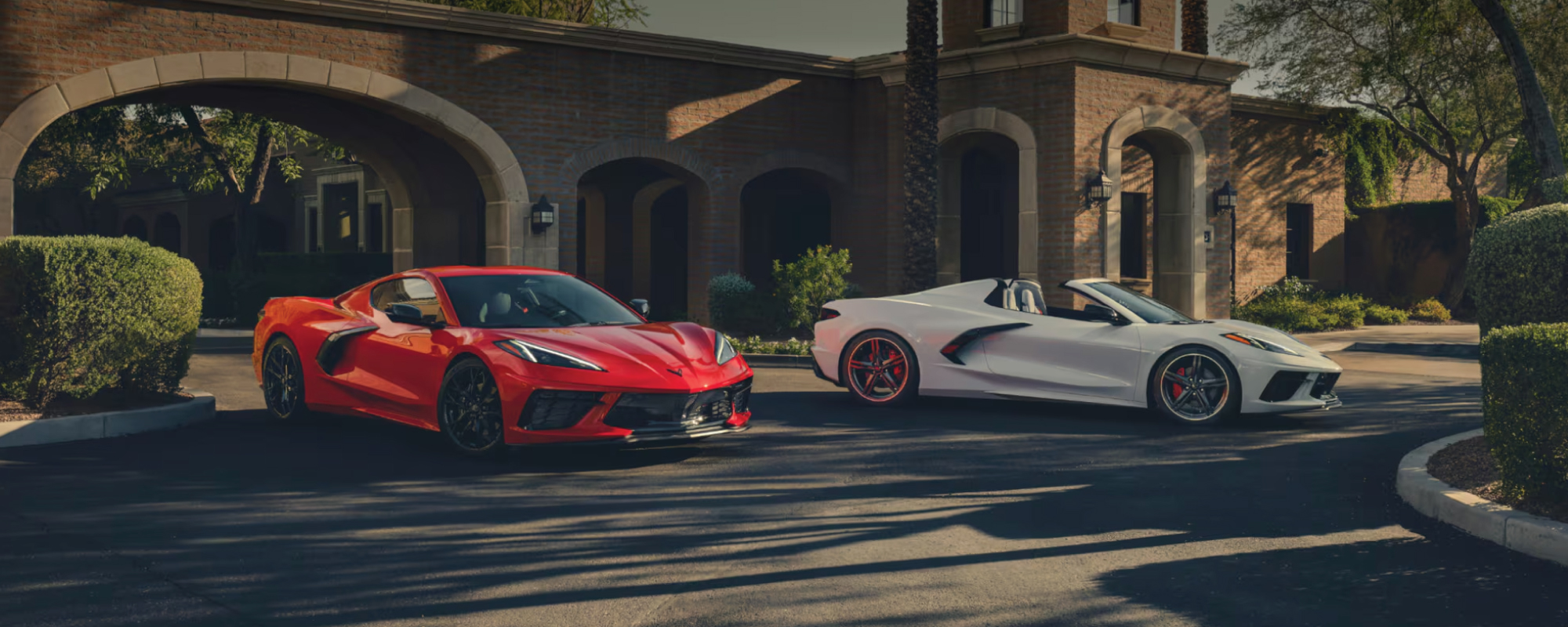 Mehrere Corvette Modelle parken auf einem herrschaftlichen Anwesen – Autohaus Günther