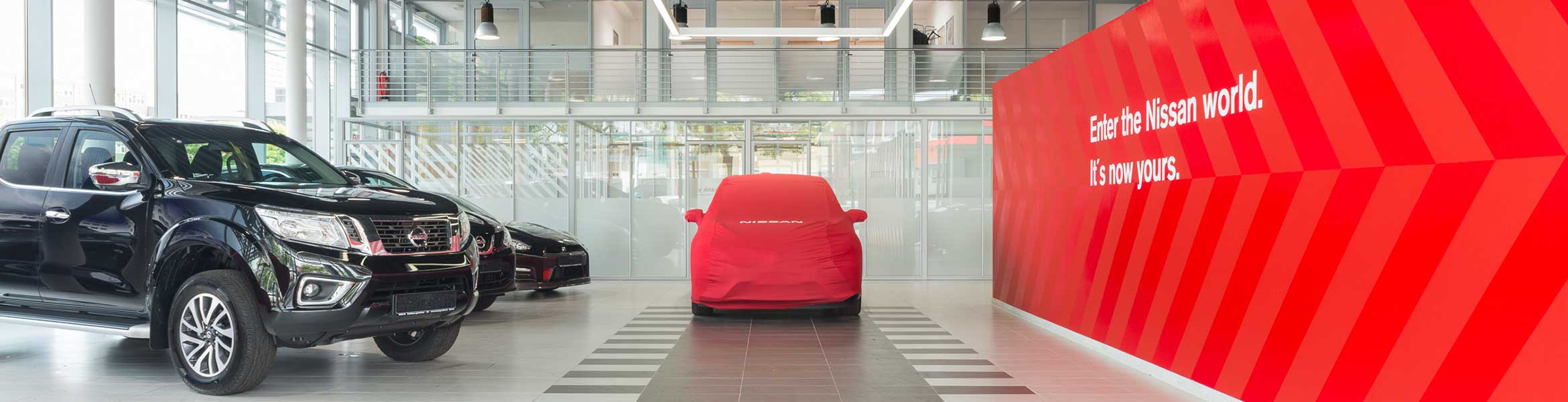 Außenansicht eines Autohaus Günther Nissan-Showrooms in Hamburg
