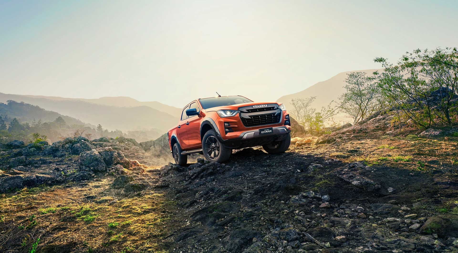ISUZU D-MAX Pick-Up in dynamischer Fahraufnahme – Autohaus Günther
