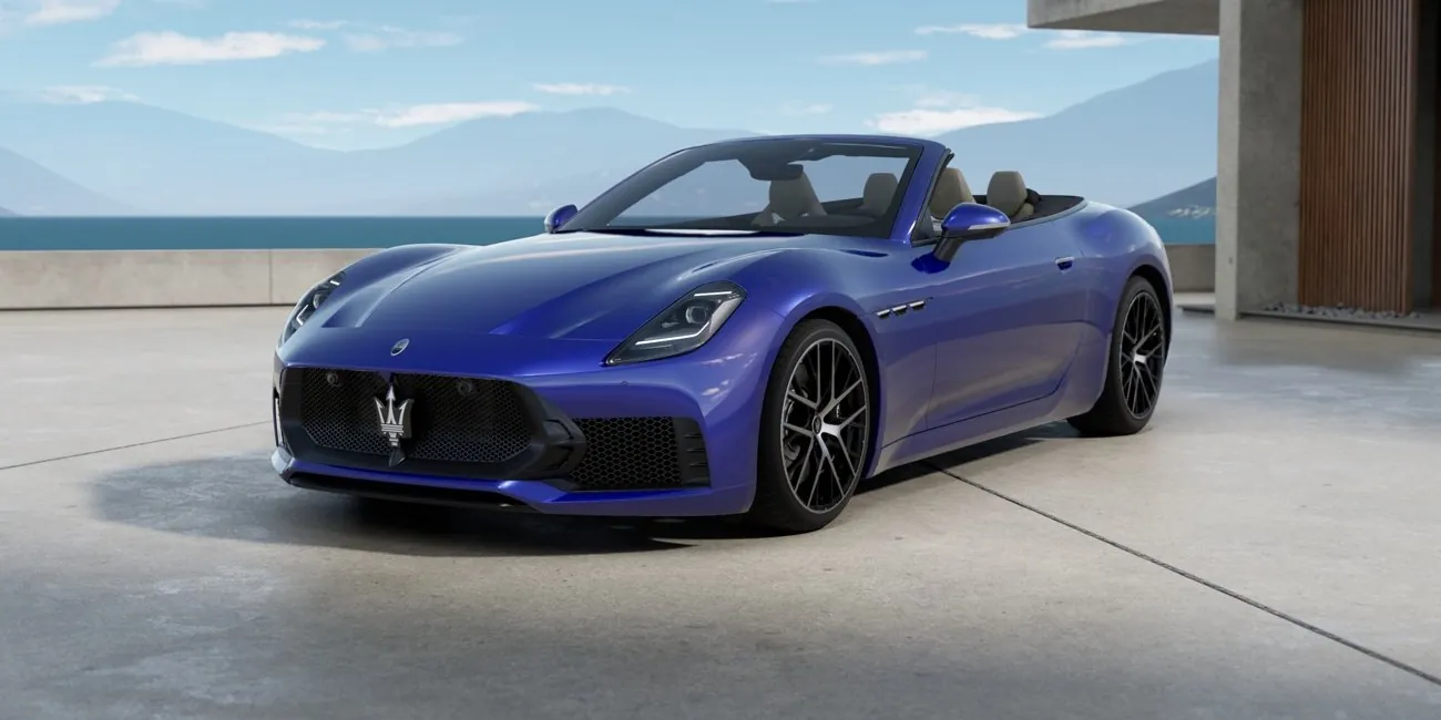 Maserati GranCabrio Modelljahr 2027 in Blau mit geöffnetem Verdeck von schräg vorne links, mit neuem Frontstoßfänger und neuem Kühlergrill
