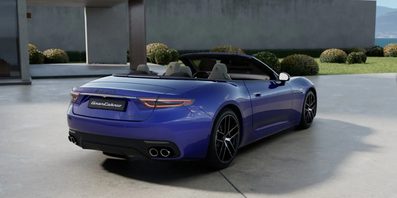 Maserati GranCabrio Modelljahr 2027 in Blau mit geöffnetem Verdeck von schräg hinten rechts, mit neuen Heckleuchten und Doppelendrohren