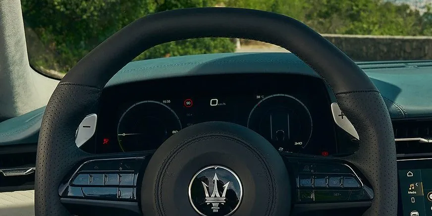 Lenkrad und digitales Kombiinstrument des Maserati GranCabrio Modelljahr 2027 mit neuen Grafiken