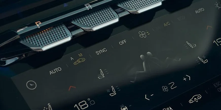 Komfort-Display des Maserati GranCabrio Modelljahr 2027 mit Klimabedienung und neuen Grafiken unter dem PRND-Wählschalter