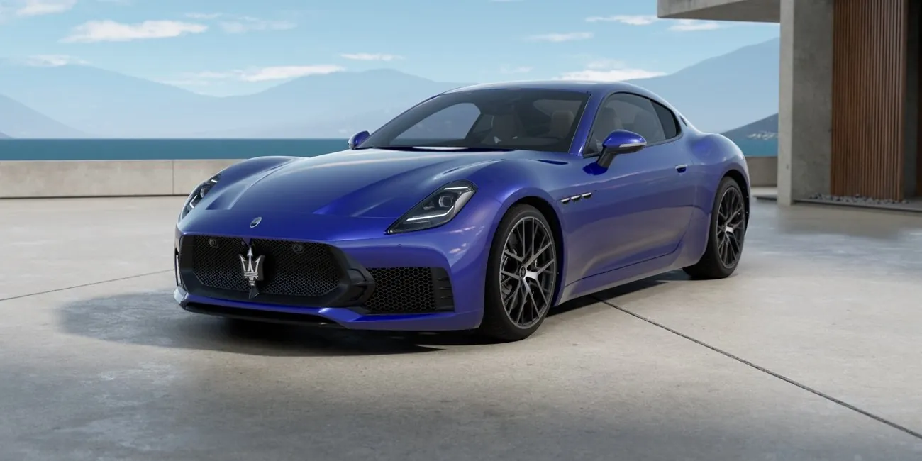 Maserati GranTurismo Modelljahr 2027 in Blau von schräg vorne links mit neuem Frontstoßfänger, neuem Kühlergrill und dunklen Leichtmetallrädern