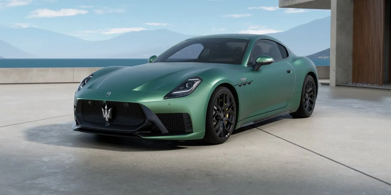 Maserati GranTurismo Trofeo Modelljahr 2027 in mattem Grün von schräg vorne links mit Trofeo-Frontschürze und schwarzen Rädern
