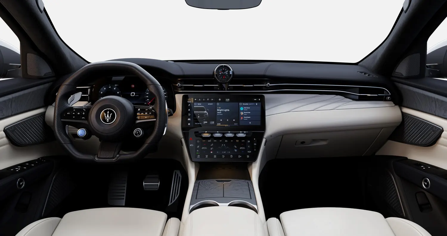 Cockpit des Maserati Grecale Modelljahr 2027 mit neuem Lenkrad, Digitaluhr, Zentraldisplay, PRND-Wählschalter und Komfort-Display, Leder in Schwarz und Hellbeige