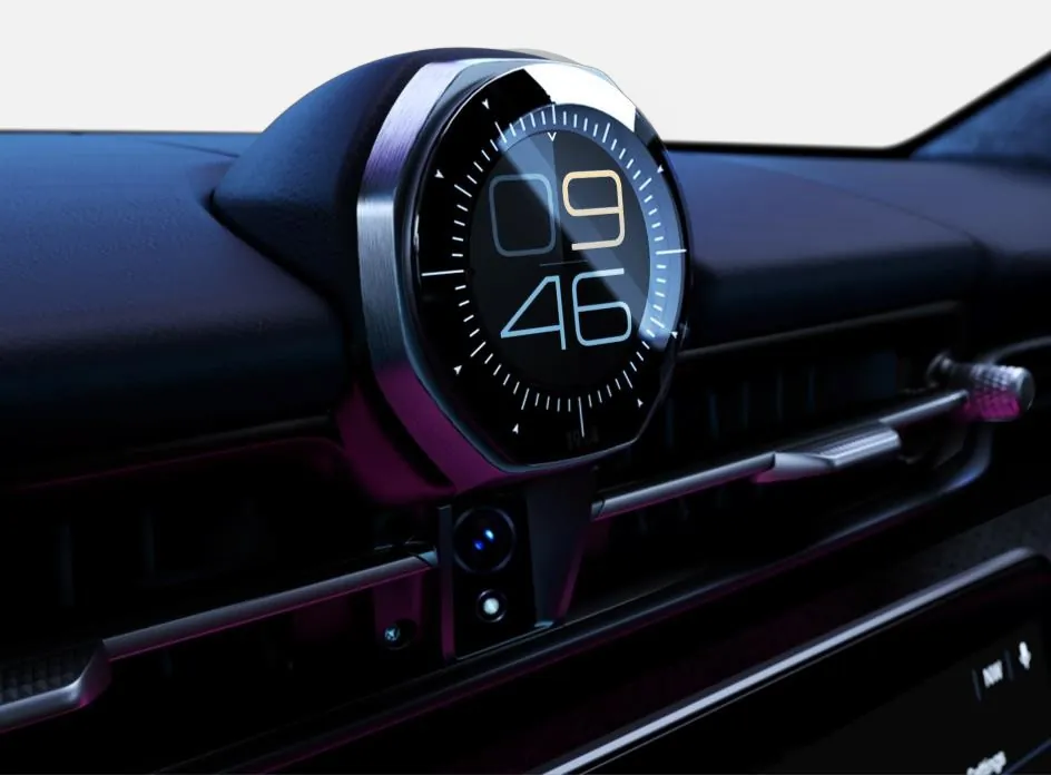 Neue Digitaluhr im Armaturenbrett des Maserati Grecale Modelljahr 2027 mit achteckiger Lünette aus Metall, neuen Grafiken und Kamera darunter