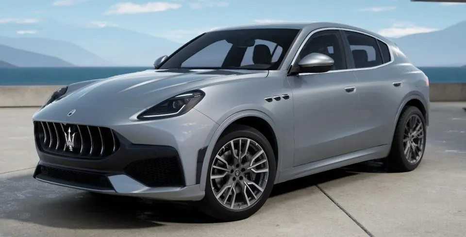 Maserati Grecale Modelljahr 2027 in Silber von schräg vorne links mit neuer Shark-Nose-Front, neuem Frontstoßfänger und Leichtmetallrädern