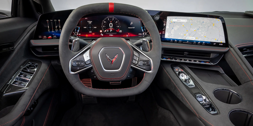 Fahrerorientiertes Cockpit der Chevrolet Corvette Stingray Cabrio mit Sportlenkrad, digitalem Display, Infotainmentsystem und Mittelkonsole.