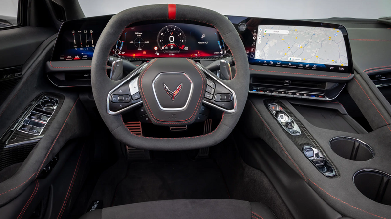 Fahrerorientiertes Cockpit der Chevrolet Corvette Stingray Cabrio mit Sportlenkrad, digitalem Display, Infotainmentsystem und Mittelkonsole.