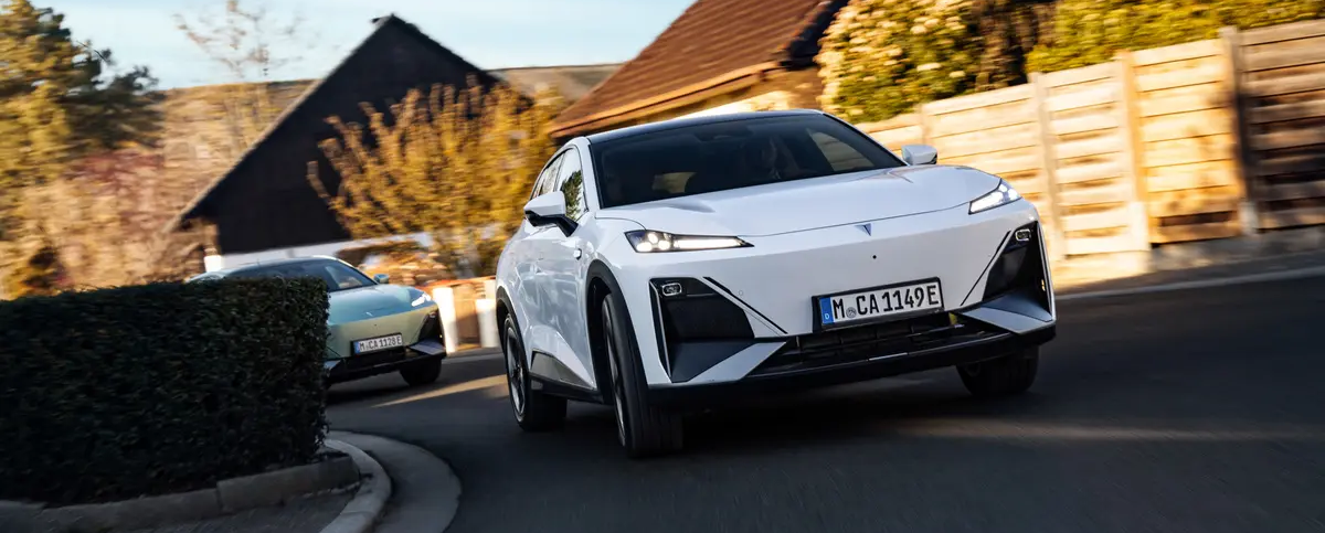 Changan Deepal S07 – dynamische Frontansicht auf Straße