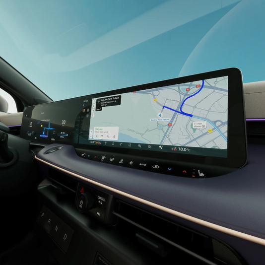Digitales Cockpit mit großem Display im Innenraum des Nissan Leaf