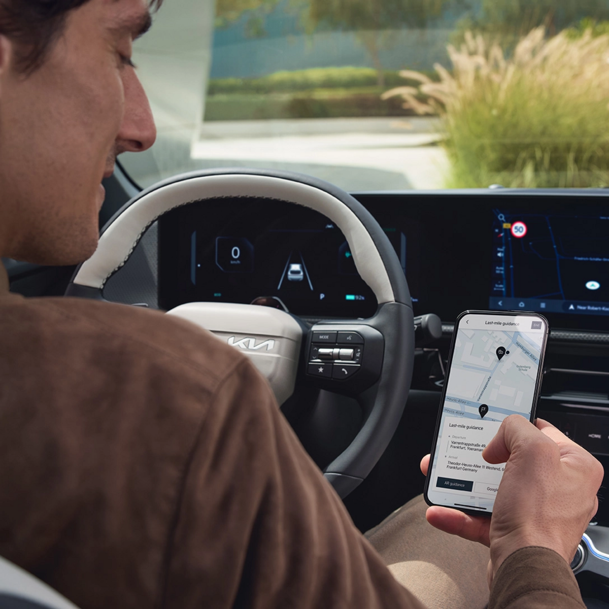 Mann am Smartphone im KIA EV6